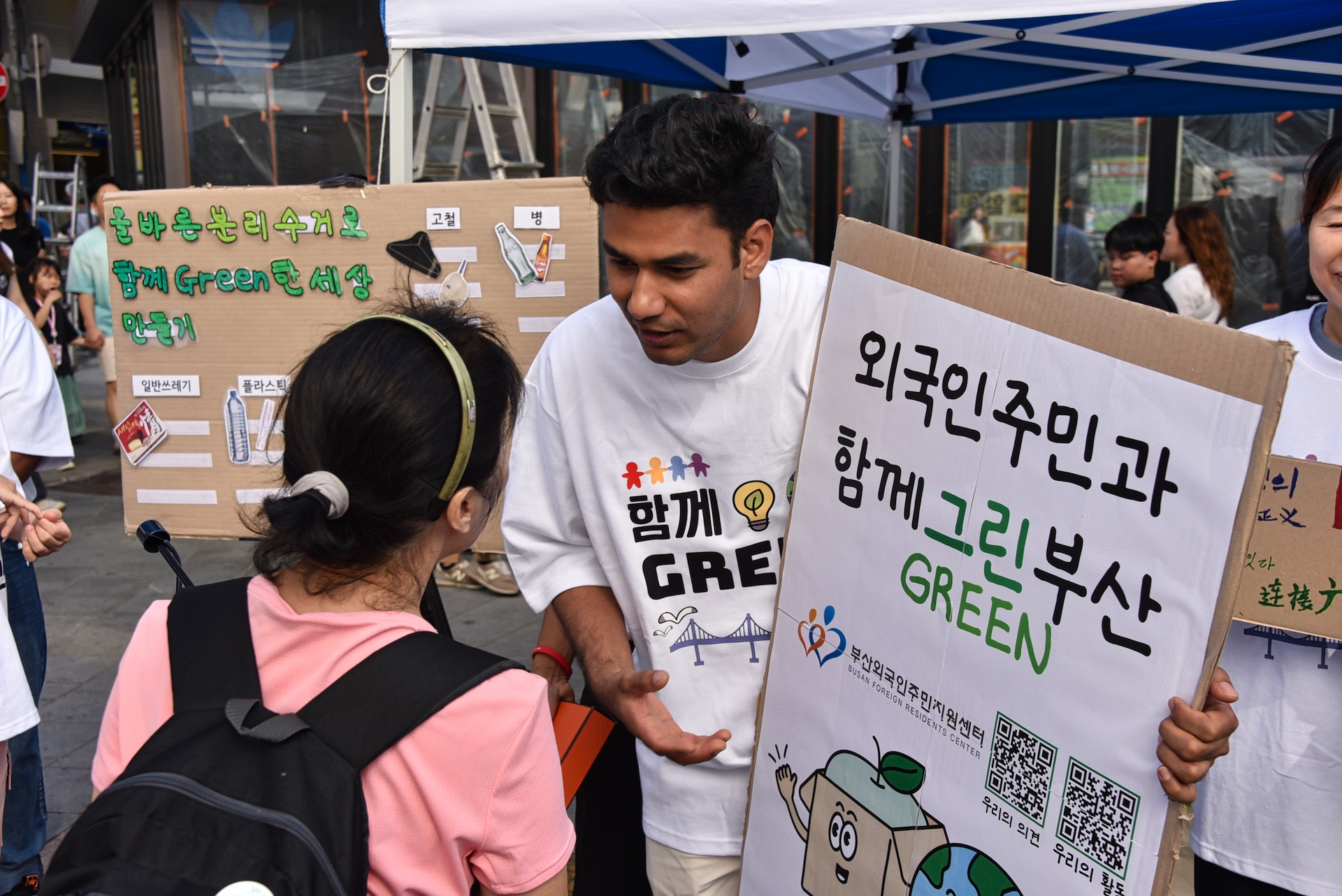부산외국인주민지원센터는 외국인주민을 위해<br>다국어 상담을 제공합니다.<br><span>BFC provides counseling service to migrants in various languages such as<br>Chinese , Vietnamese Burmese, and so on.</span>
