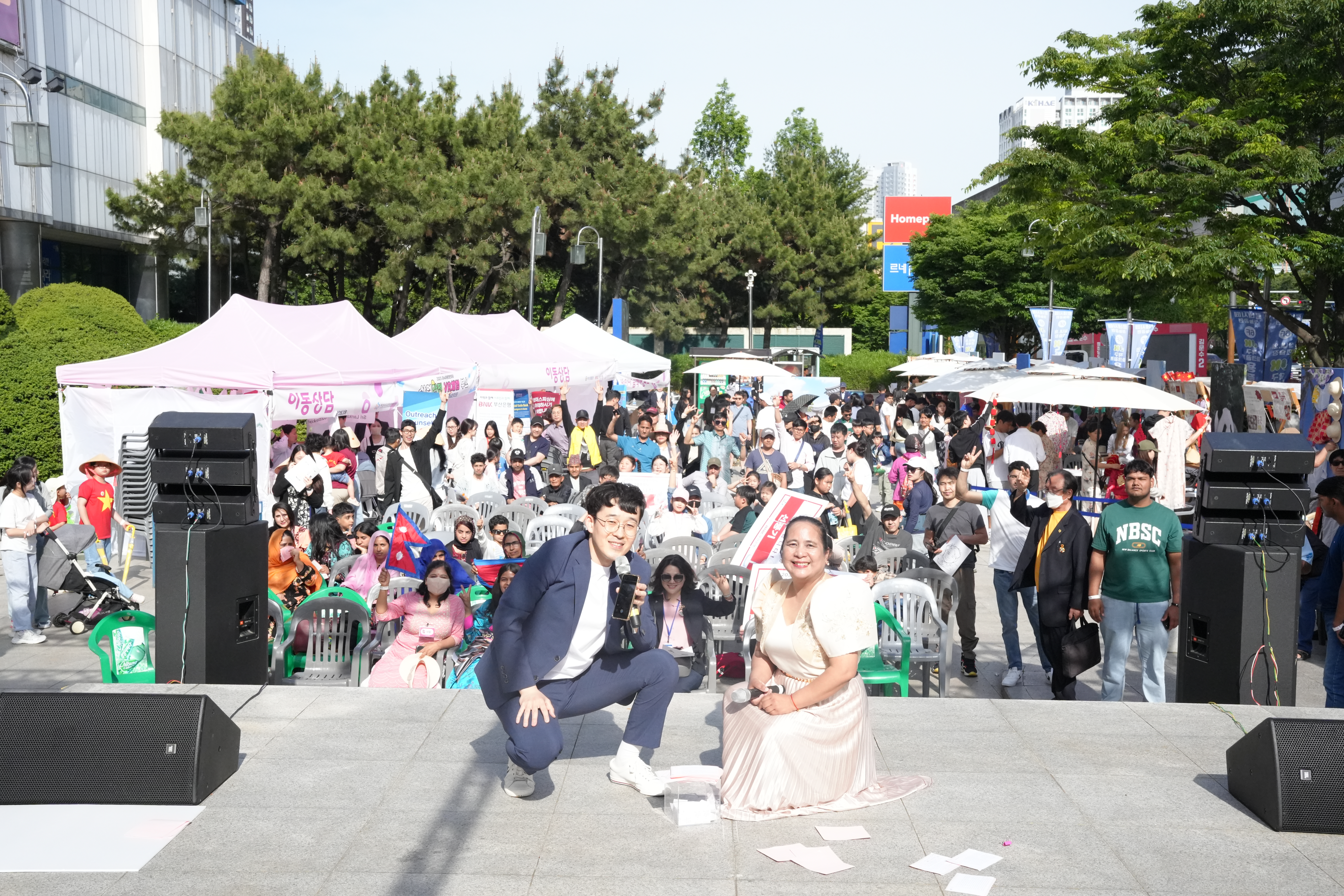 부산외국인주민지원센터는 외국인주민을 위해<br>다국어 상담을 제공합니다.<br><span>BFC provides counseling service to migrants in various languages such as<br>Chinese , Vietnamese Burmese, and so on.</span>